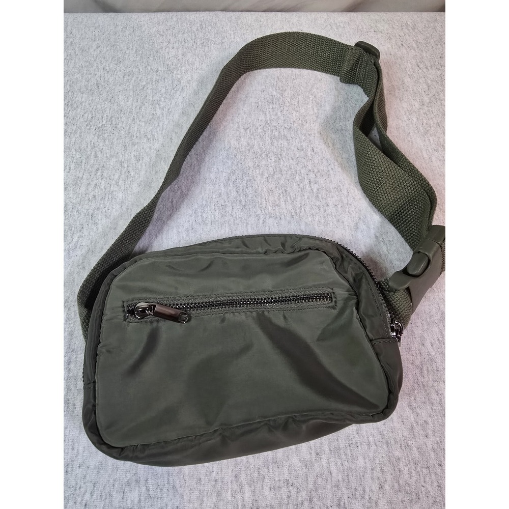 Wild Fable Fanny Pack Olive Green great condition wear it anywhere. nice quality